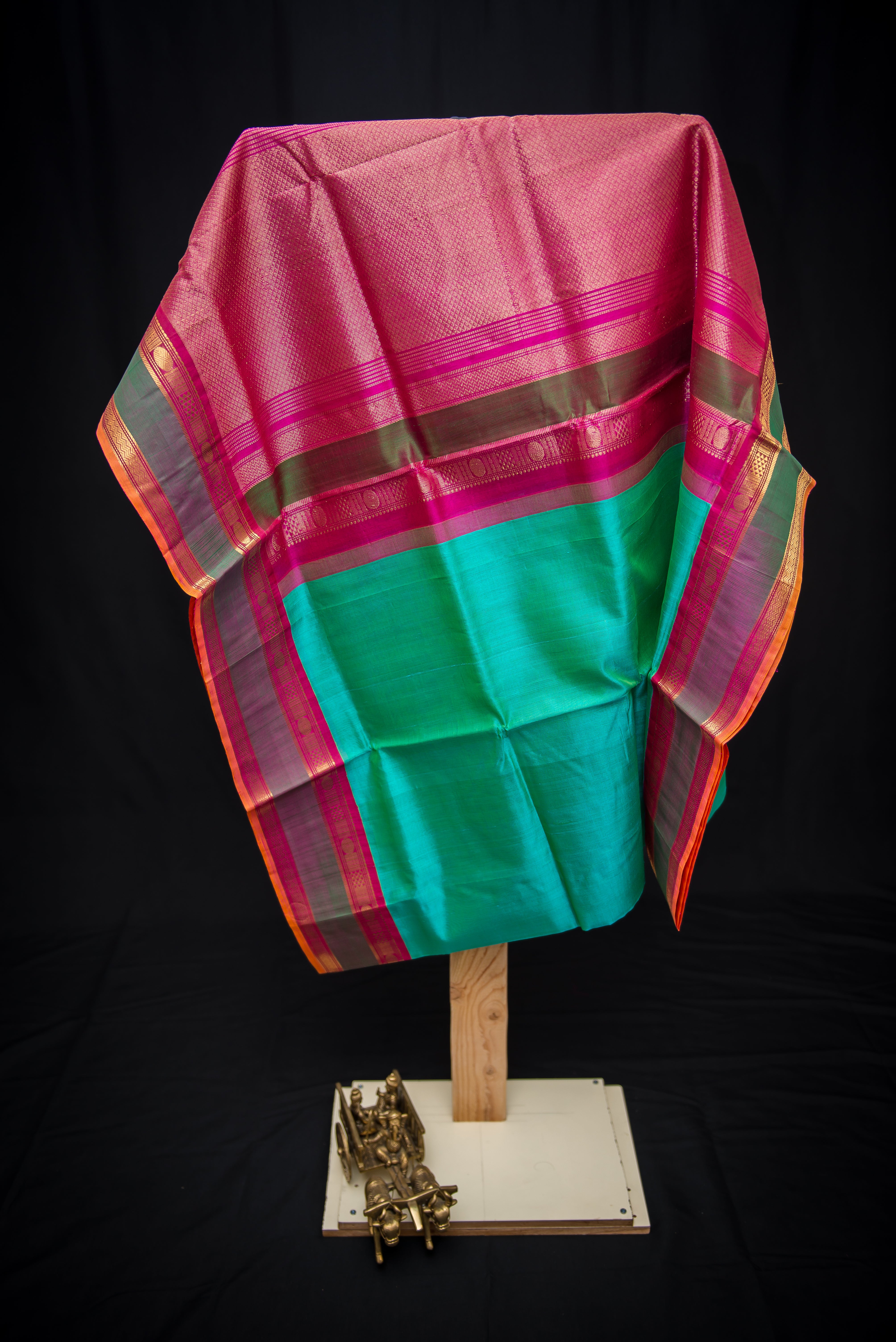 Vibrant Handloom Teal Silk Cotton Saree with Shocking Pink Pallu