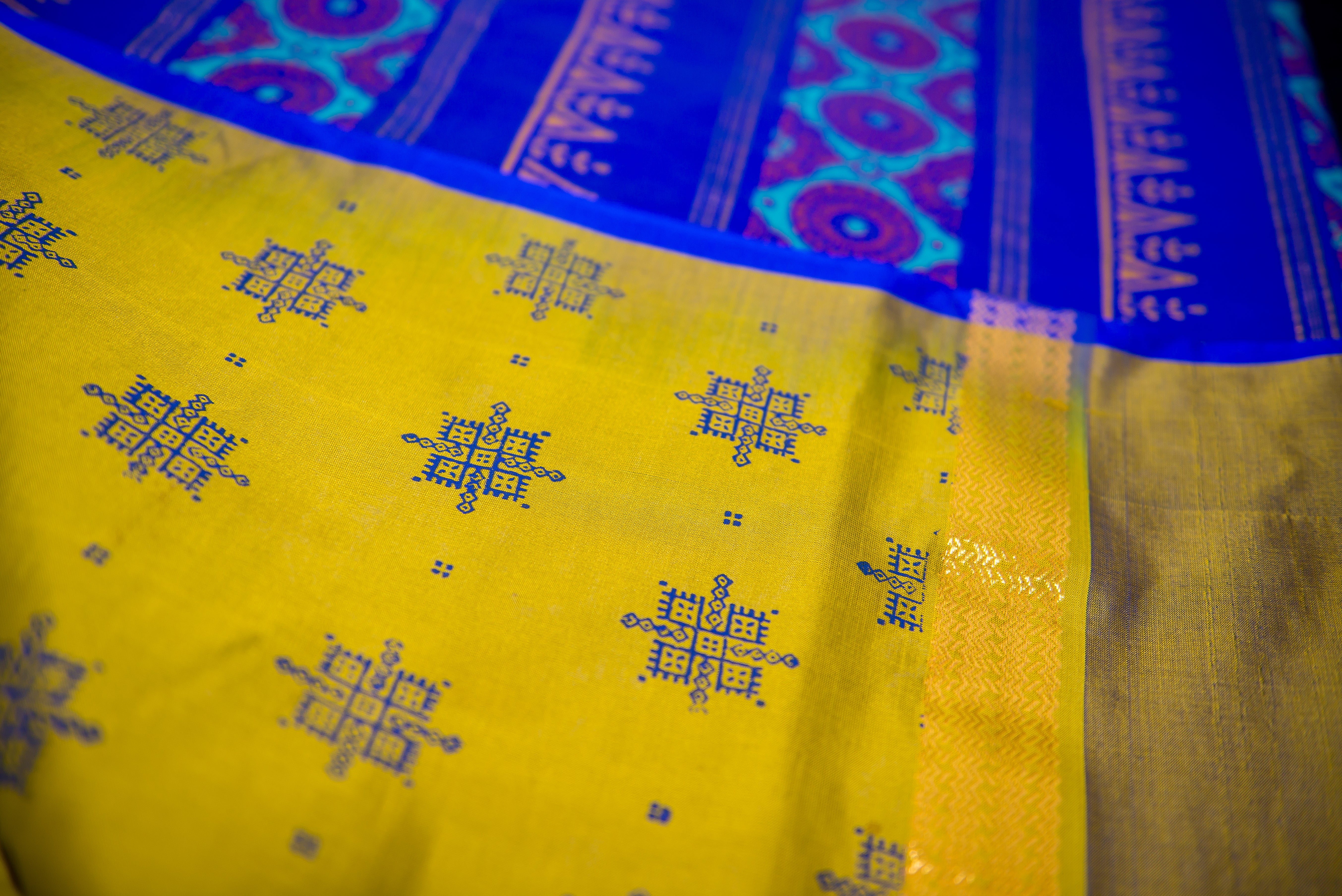 Vibrant Olive Green Silk Cotton Saree with a Deep Blue Artistic Pallu