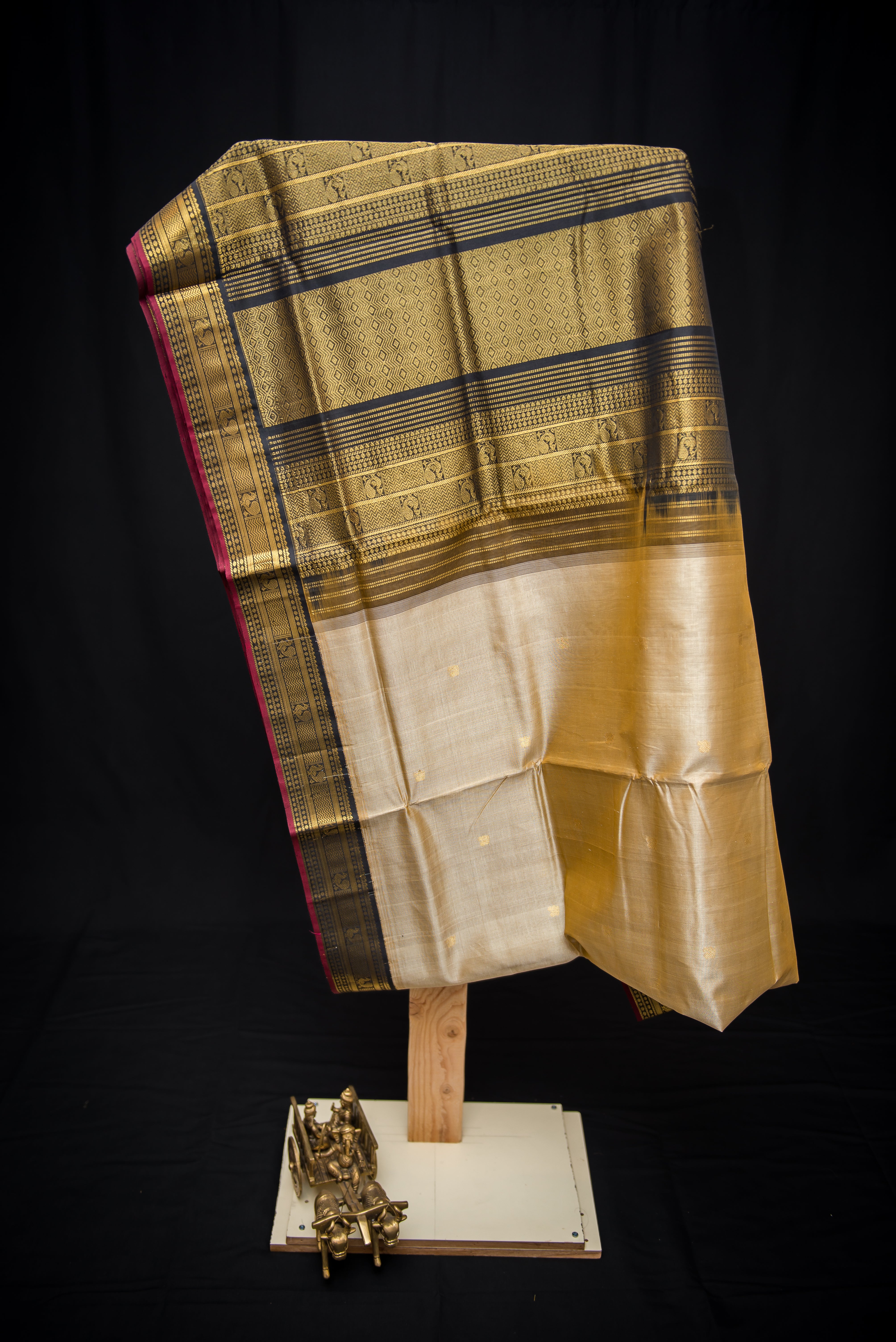 Elegant Cream Silk Cotton Saree with a Black and Gold Zari Pallu