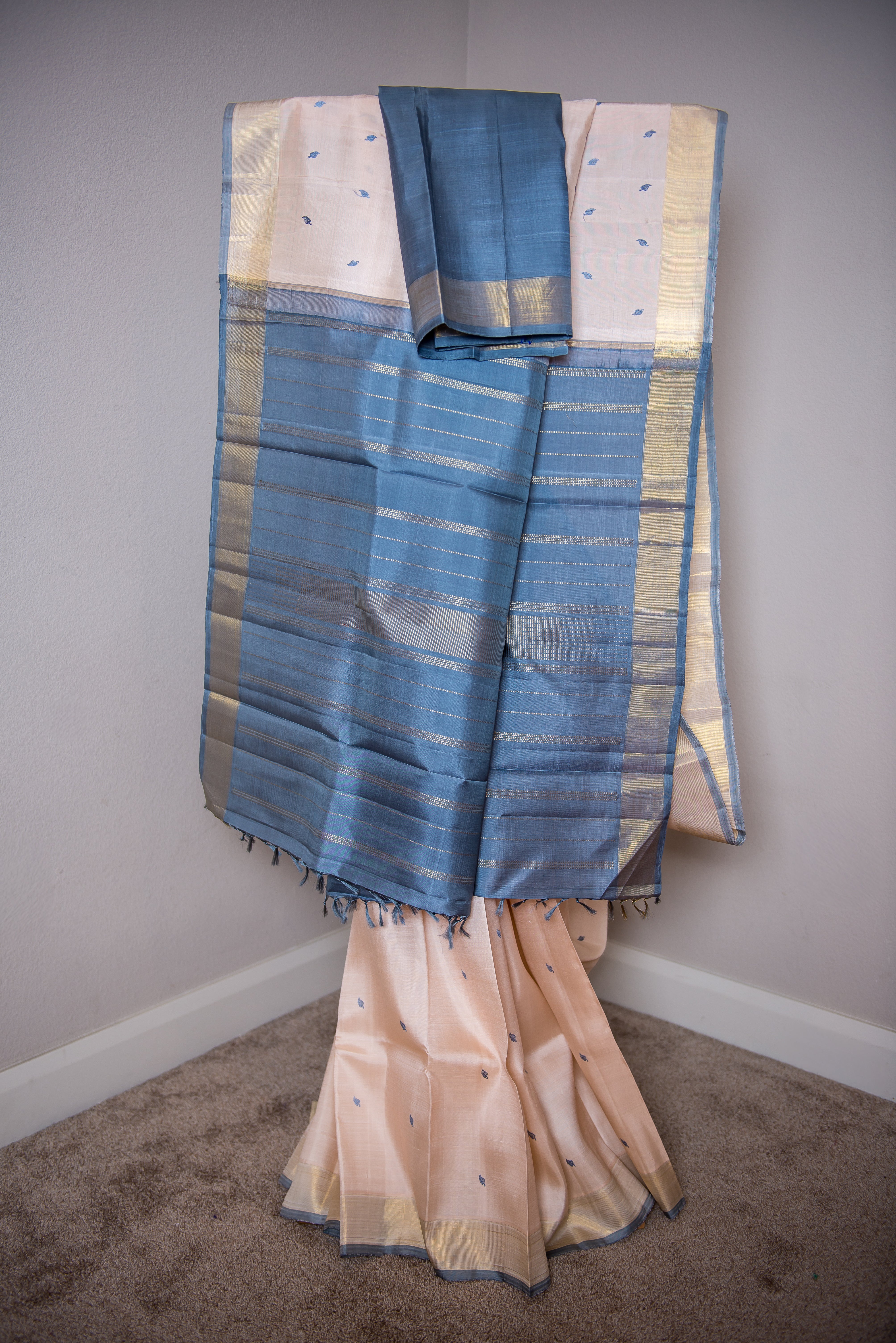 Serene Cream Handwoven Kanchipuram Silk Saree with Blue/Grey Pallu
